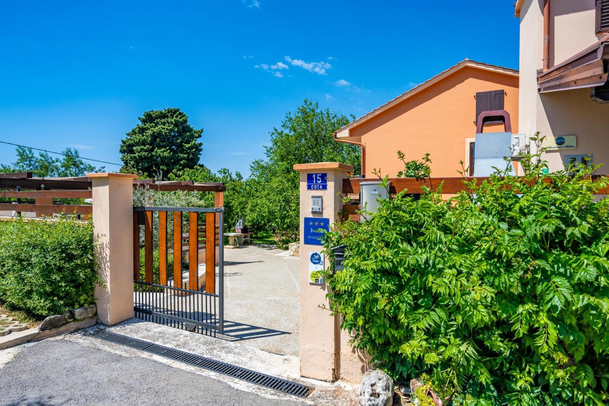 E-M Apartments With Private Pool Винкуран Экстерьер фото